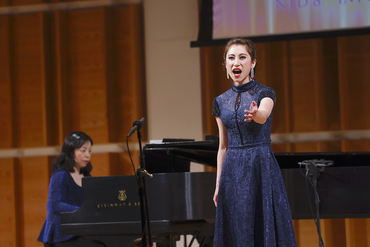 图4:来自美国纽约的选手、女声组铜奖之一,Rachael Bastick在演唱普契尼歌剧《波希米亚人》中的曲目“当我走在大街上”。(大纪元)