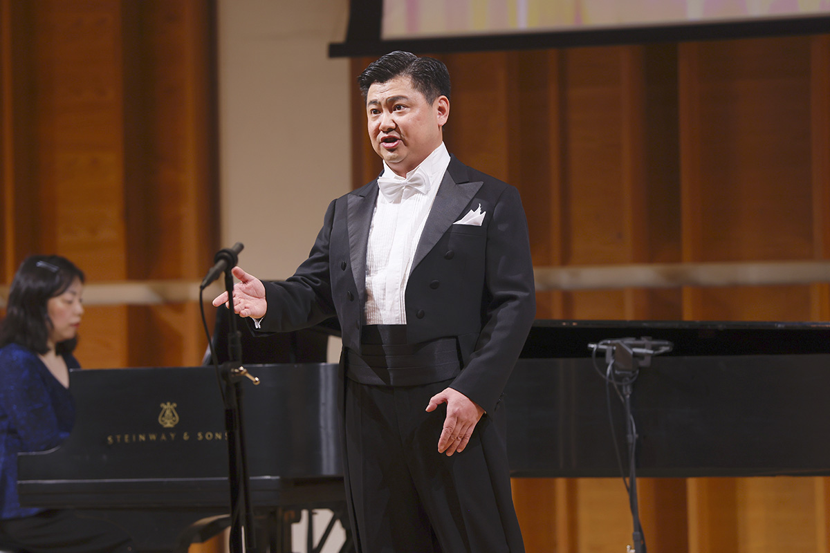 图6:来自美国纽约的选手、男声组优秀奖获得着之一,黄鹏在演唱《幽兰操》。(大纪元)