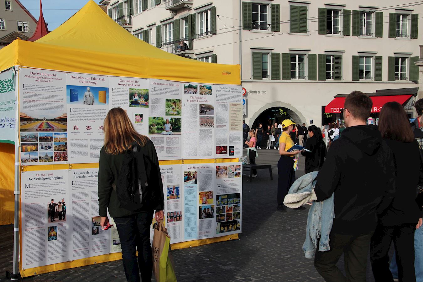 '图1:二零二二年十月二十九日,瑞士法轮功学员在苏黎世(Zurich)利马特河畔(Limmatquai)举办信息日,传播法轮功的真相。'