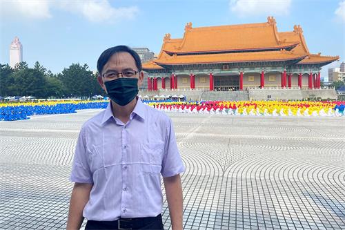 '图3:嘉义徐先生陪太太参加排字活动 感动法轮大法的美好。'