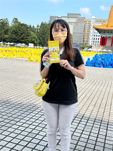 '图5:上班族陈小姐因同事介绍前来观赏排字,对于五千人壮观场景却宁静祥和深受震撼。'