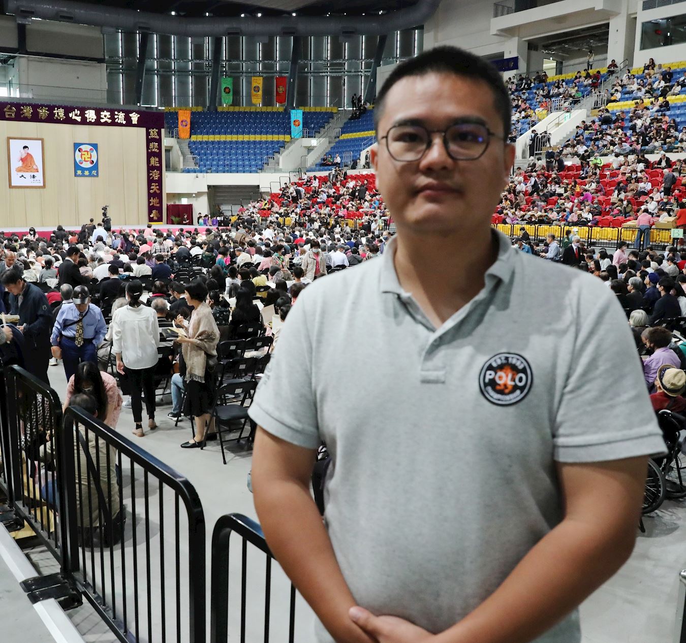 '图4:林儒义听学员的交流很触动,对修炼的认识更上一层楼。'