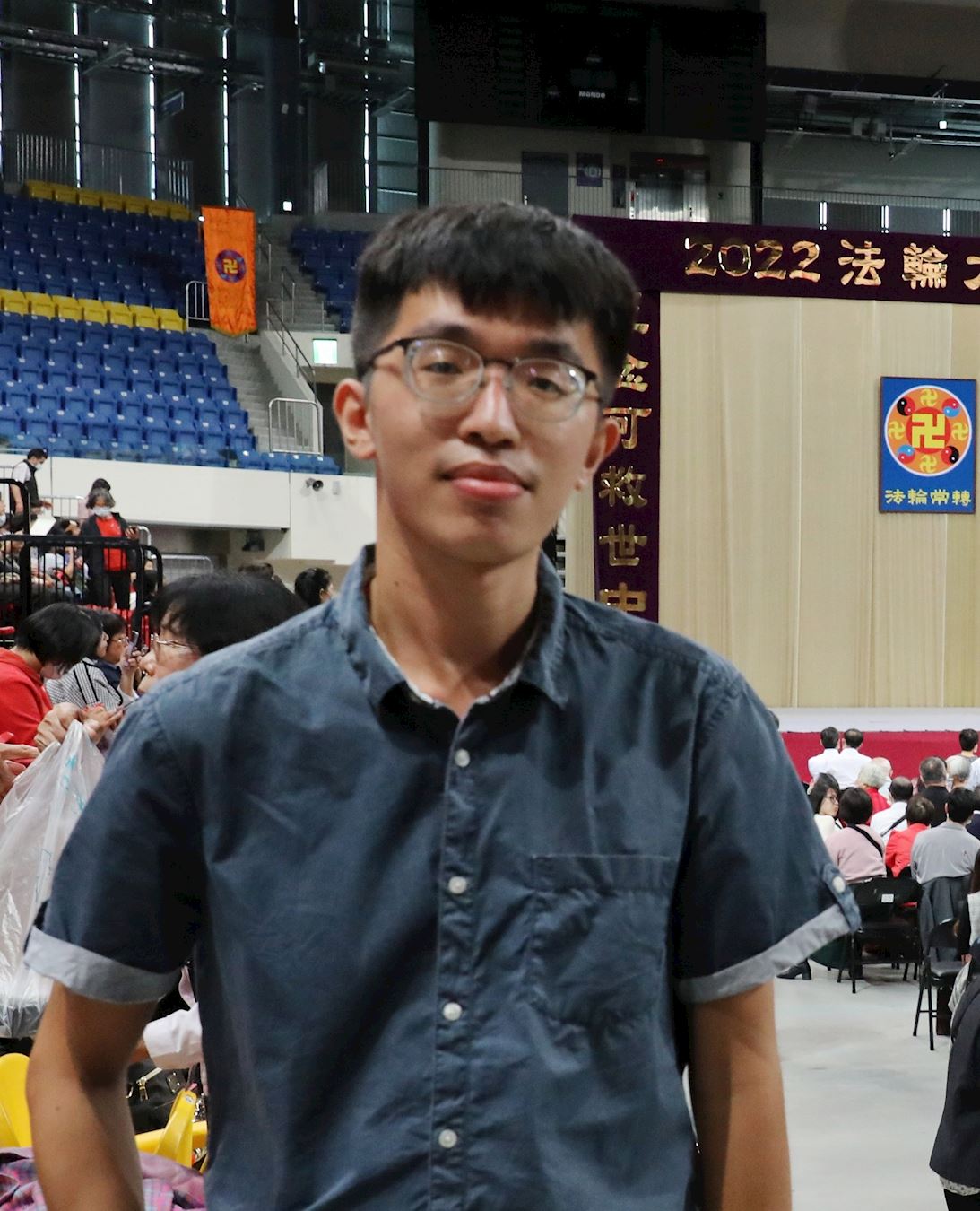'图5:施俊玮听学员的交流很触动,深感修炼的机缘得来不易,要更加的珍惜。'