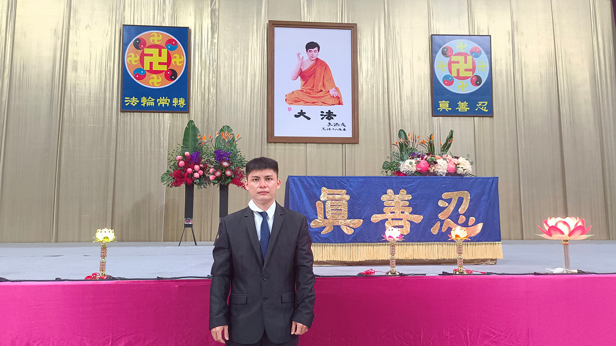 图2:廖乃兴说,生活中要按照真善忍的标准去做。