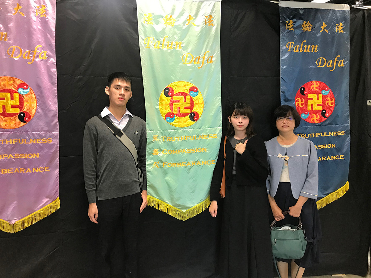 图3:何子瑀(中)十一月十三日和妈妈、弟弟一起参加法会。