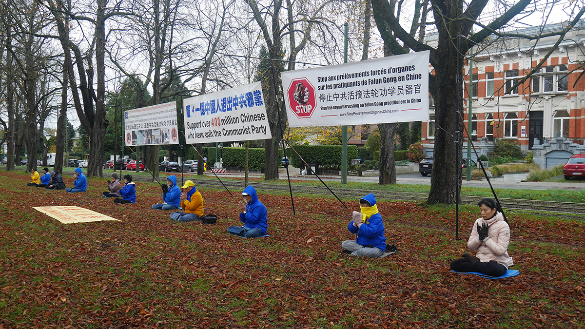 图1~2:二零二二年十一月十六日,比利时部份学员在布鲁塞尔中领馆前举办活动,揭露中共的迫害,同时声援四亿人退出中共。