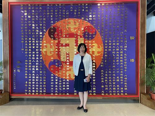 图2:国小老师郭玉萍 “向内找”中升华无私为他。