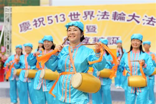 图3:七十岁的杨月兰(中)修炼大法已二十四年,每天健康开心,让亲友邻居见证法轮大法好。