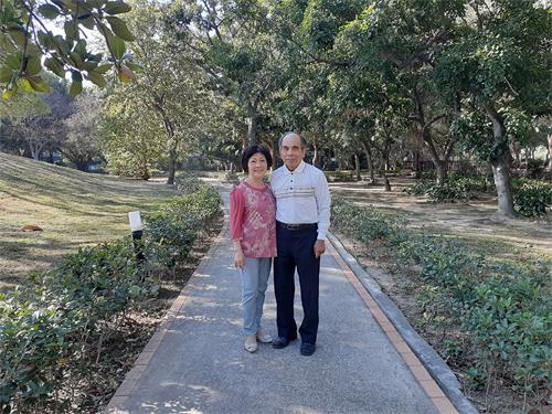 图4:杨月兰夫妇修炼大法后,体现修炼人的风范,邻居称赞他们夫妻俩是模范夫妻。