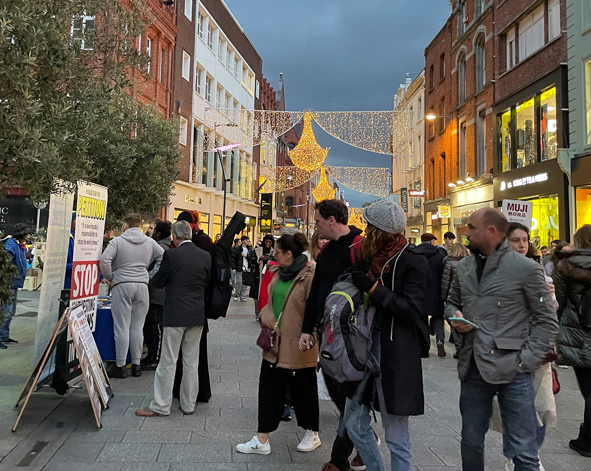 图1~6:二零二二年十一月十二日中午,爱尔兰学员在格拉夫顿大街 (Grafton Street)上的讲真相活动。不少过往游客驻足了解,并签名支持解体中共恶魔、停止迫害法轮功。