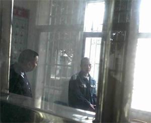 '廖志军(右)在湖南常德津市监狱一监区接见室'