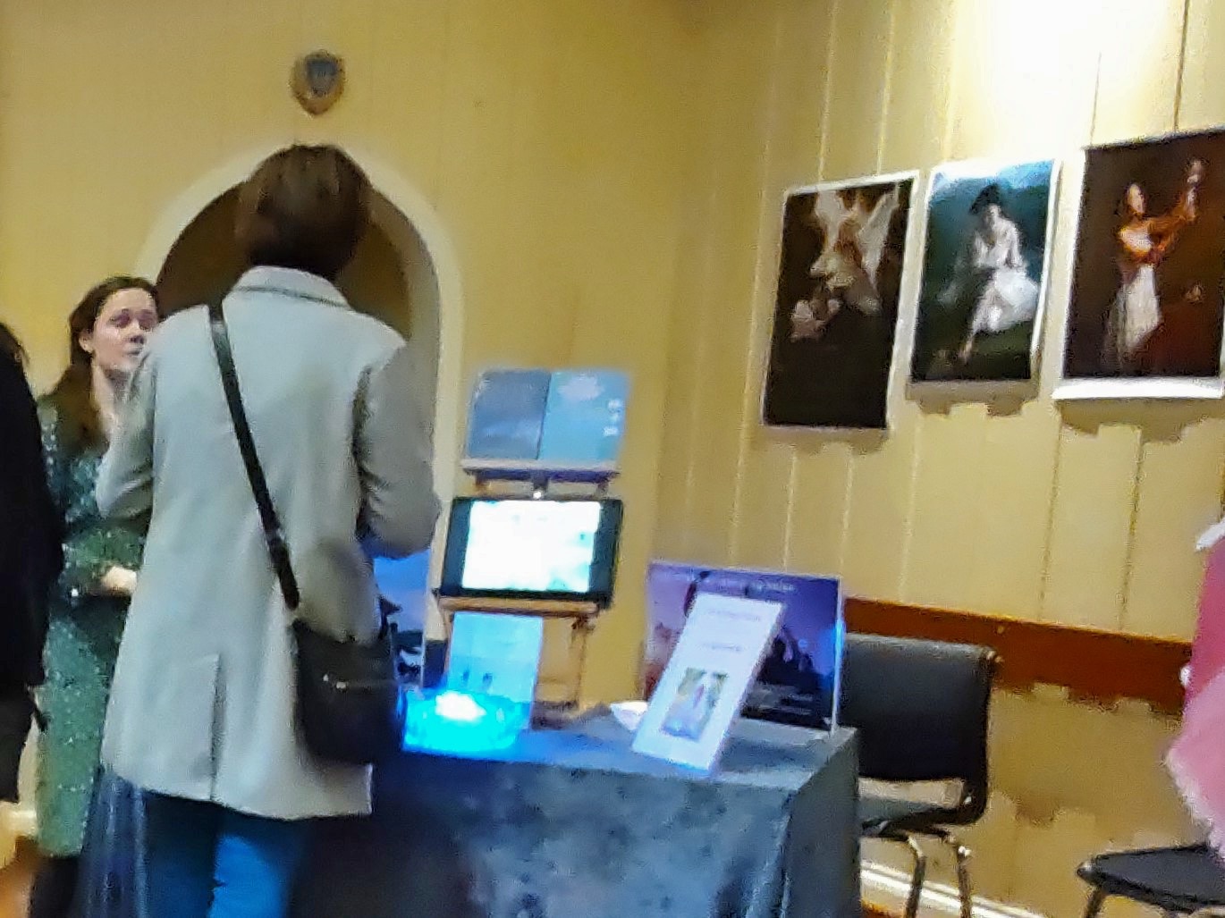 图2:法轮功学员向健康展访问者介绍法轮功