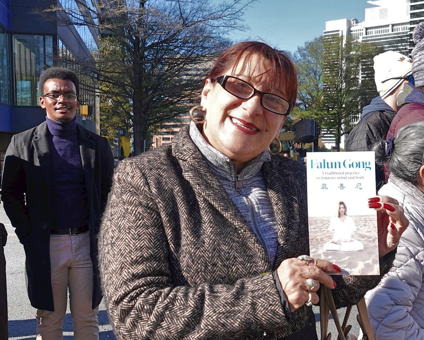 '图9:来自纽约的女士詹妮斯第一次看到法轮功的游行队伍,很高兴。'