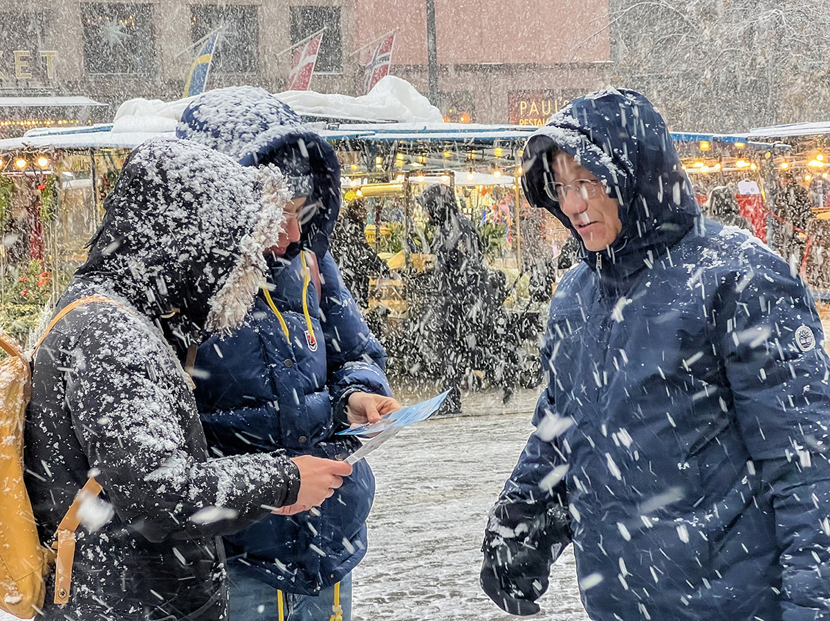 图2:民众顶风冒雪的停下来听学员讲真相。