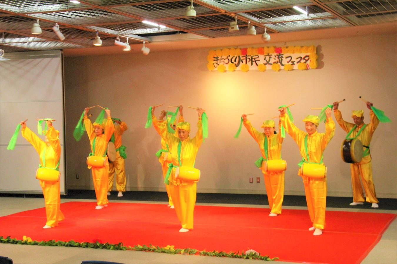 '图4:法轮功学员表演腰鼓舞'