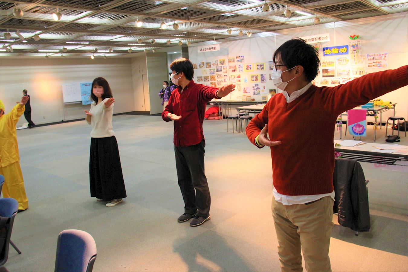 '图5:在市民交流庆典的展位前学炼功法的市民'