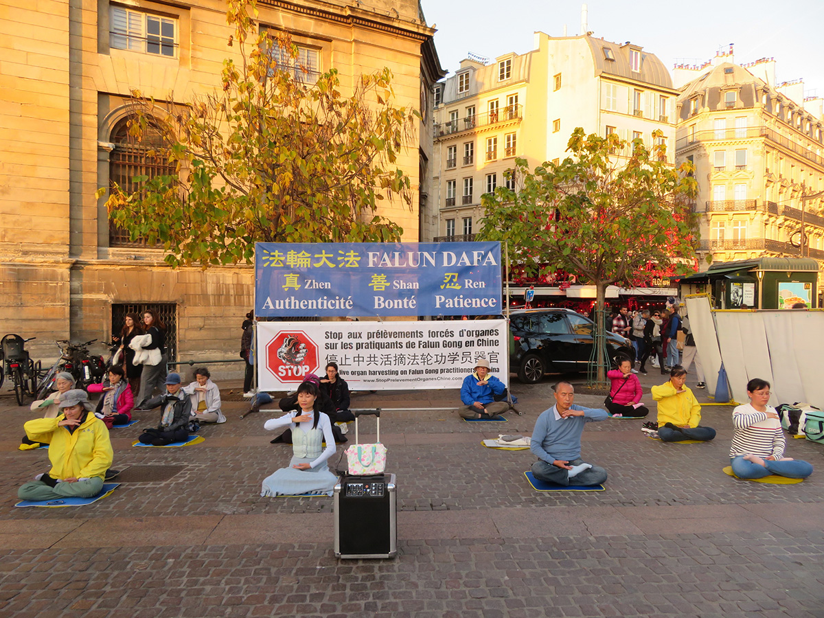 图1~2:二零二二年十一月十九日下午,在巴黎市中心的夏特莱(Chatelet)街区,法轮功学员在演示法轮功功法。