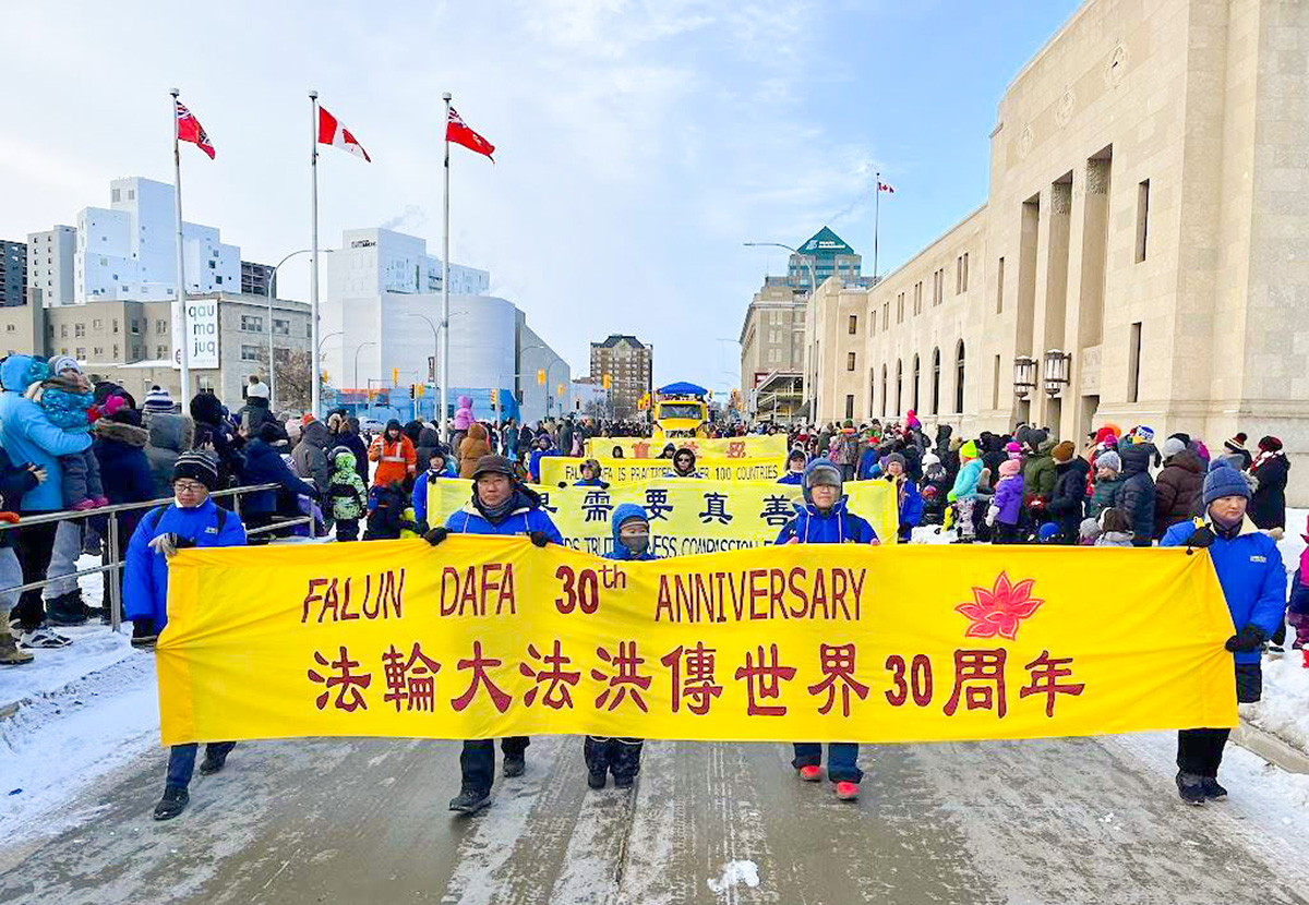 图5:法轮功学员手持中英文的横幅传递的美好信息