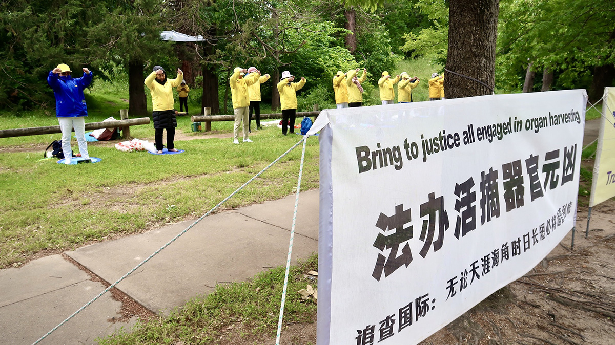 图12~13:在中国驻澳大使馆前,法轮功学员二十三年如一日,持之以恒静坐抗议中共的迫害。