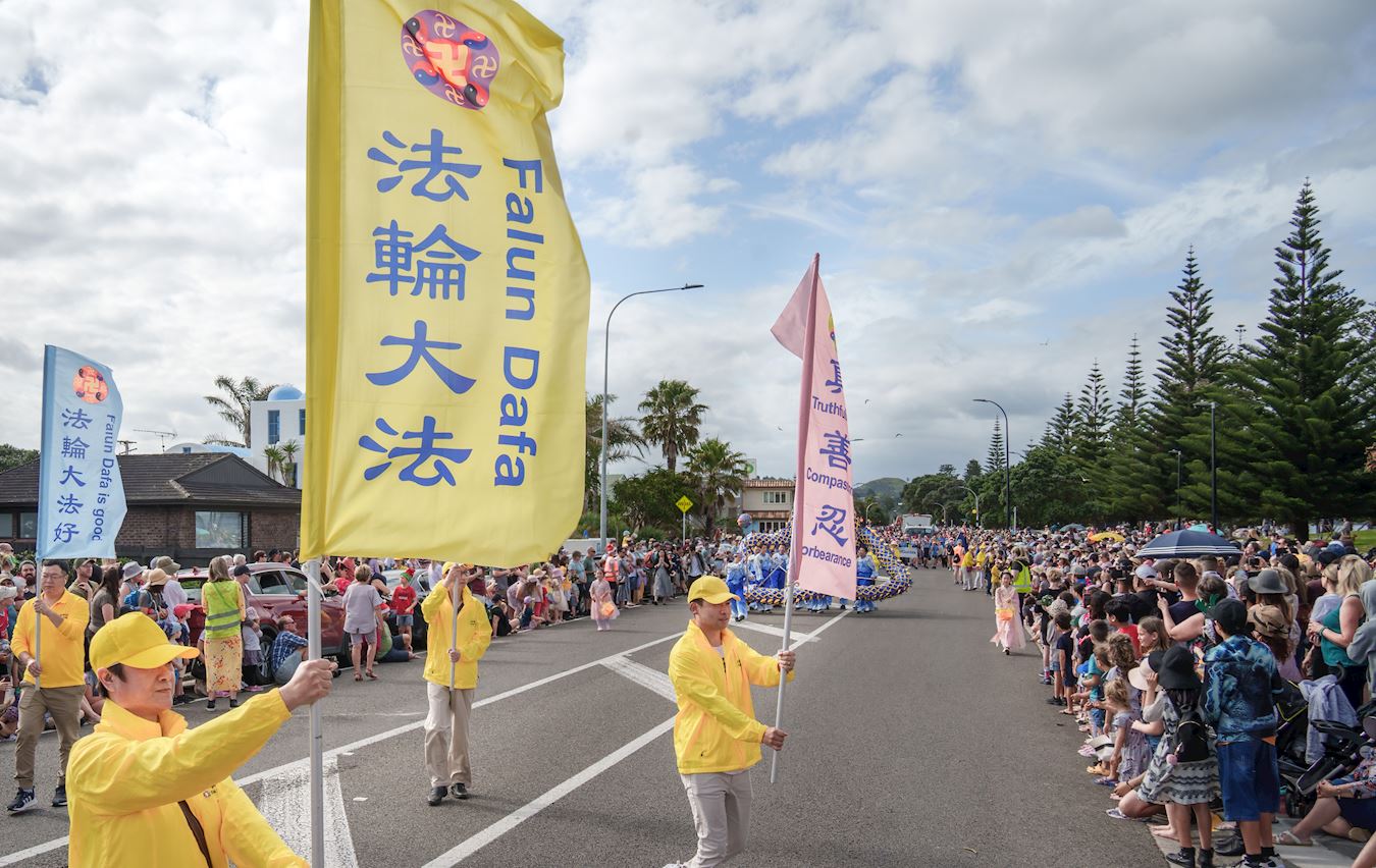 '图1~6:二零二二年十月二十六日,新西兰法轮功团体参加了旺阿雷(Whangārei)和奥雷瓦(Orewa)两地的圣诞游行。'