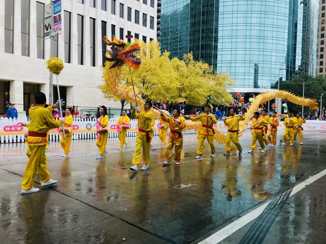 图1~5:二零二二年十一月二十四日,法轮功学员参加了第七十三届休斯顿H-E-B感恩节大游行,向人们传播法轮大法的美好。