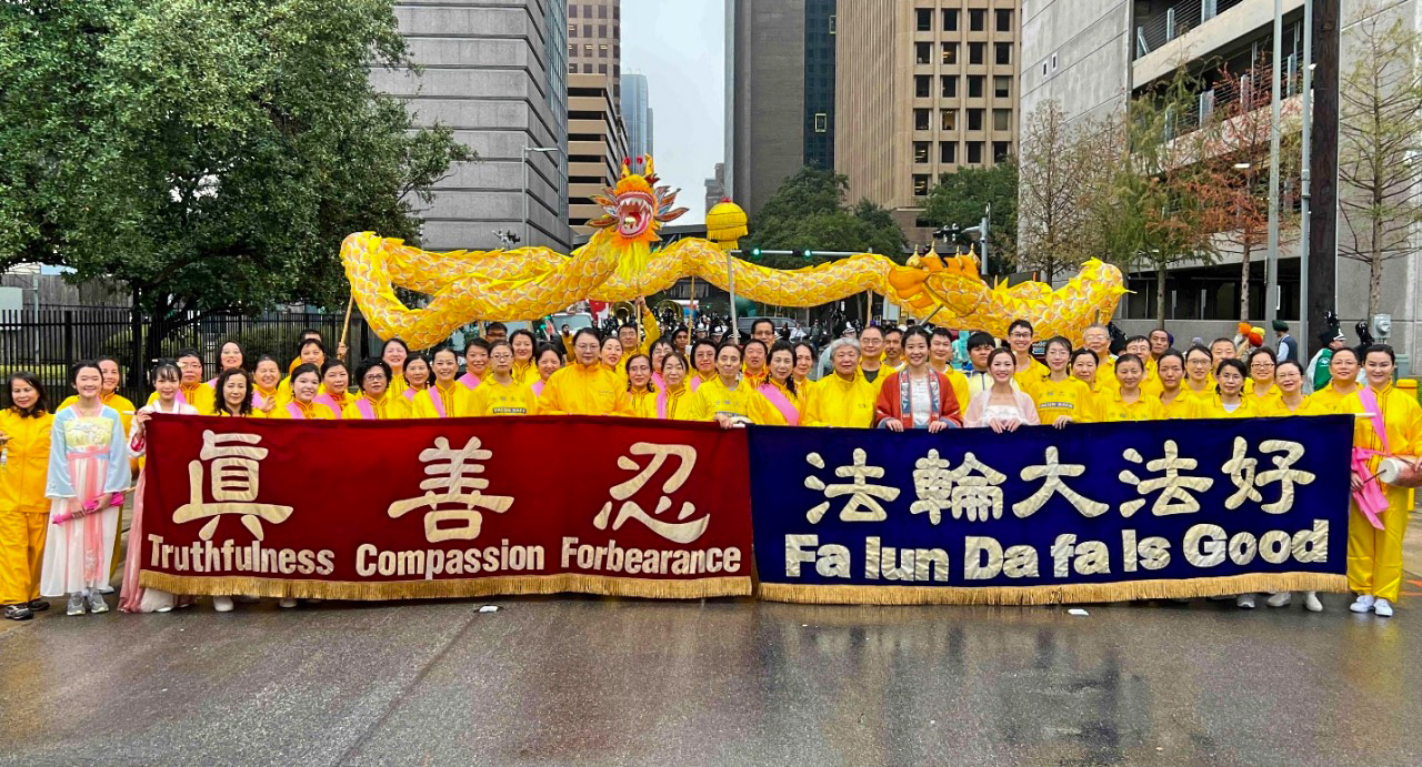 图6:游行结束后,法轮功学员们合照。
