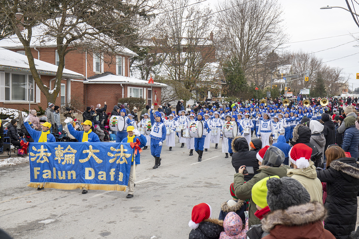 图1~3:天国乐团参加了十一月十九日的纽马克特圣诞游行(Newmarket Santa Claus Parade)。