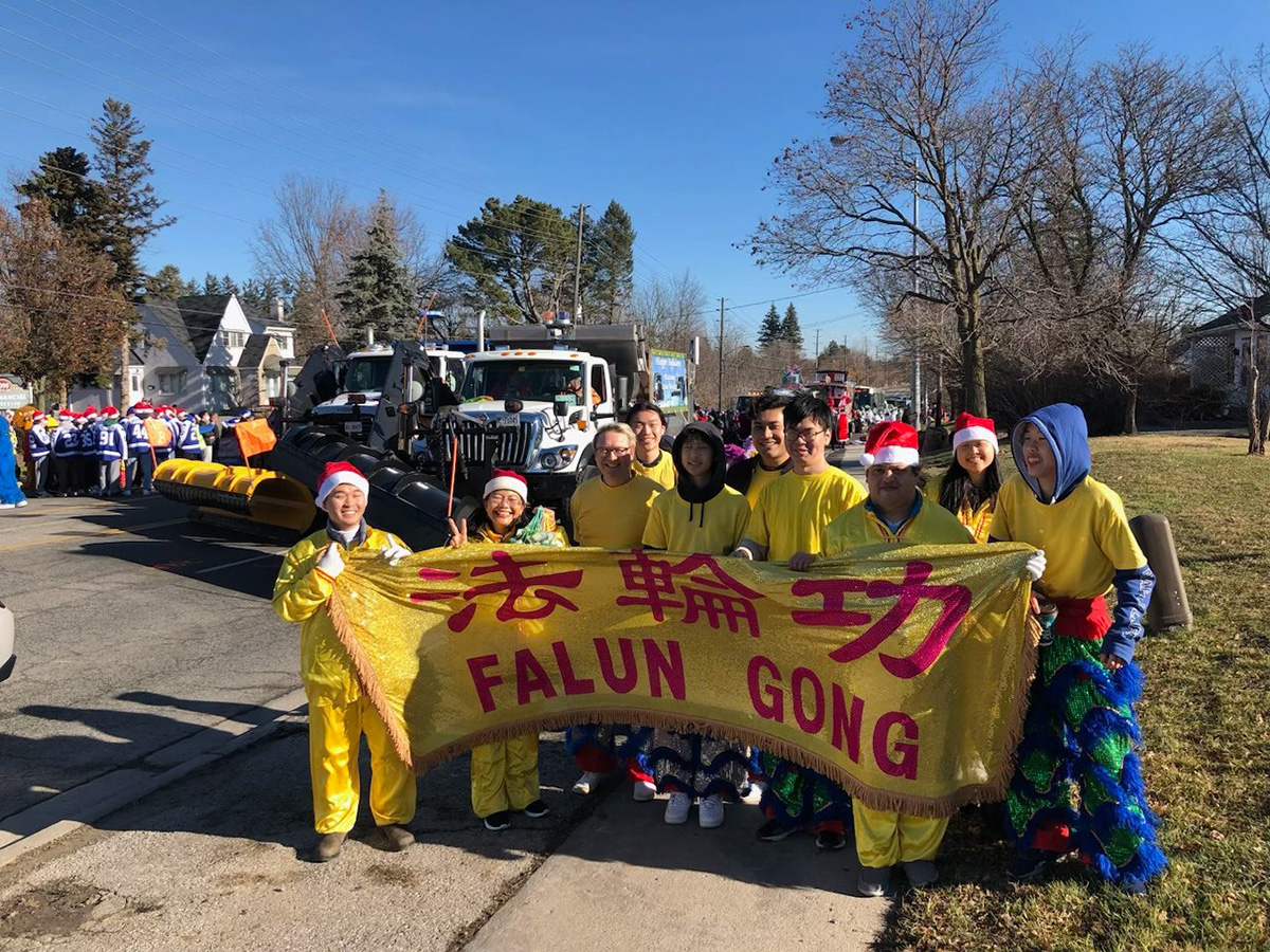 图10:十一月二十六日,舞狮队参加了上午十一点的万锦市的游行(Markham Santa Parade)。