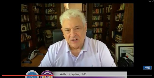 '图6:纽约大学格罗斯曼医学院教授亚瑟‧卡普兰(Arthur L. Caplan)在护士峰会上发言。(NTD视频截图)'