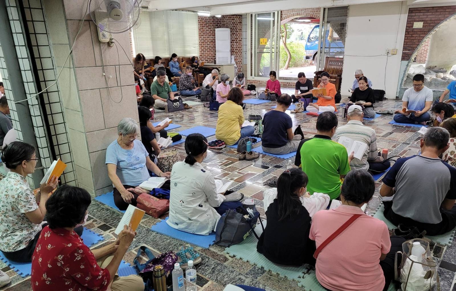 图1:二零二二年十月二十九日,台湾云林部份学员在云林县西螺镇川田府邸举办一日学法交流,学员们分享他们在修炼中,向内找、去执著、证实法的修炼体会。