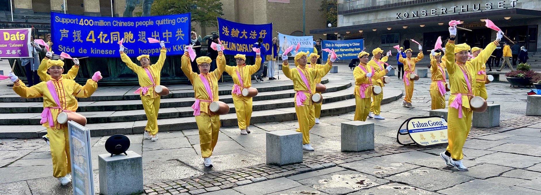 图1:二零二二年十一月五日上午,北欧法轮功学员的腰鼓队在哥德堡哥塔广场集会上的表演,赢得在场观众的阵阵掌声与喝彩。