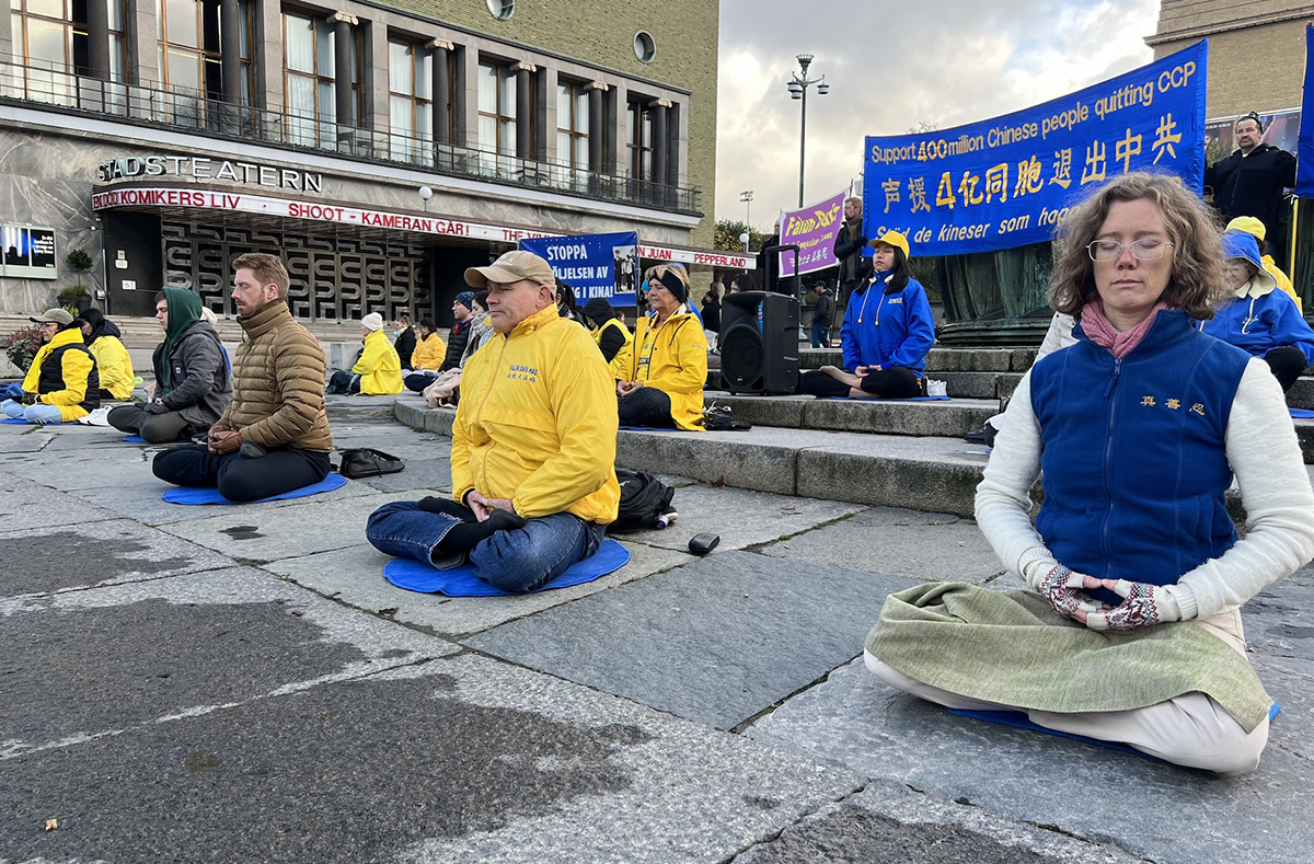 图2~4:法轮功学员在哥塔广场集体炼功,向世人传递真善忍福音和大法真相。