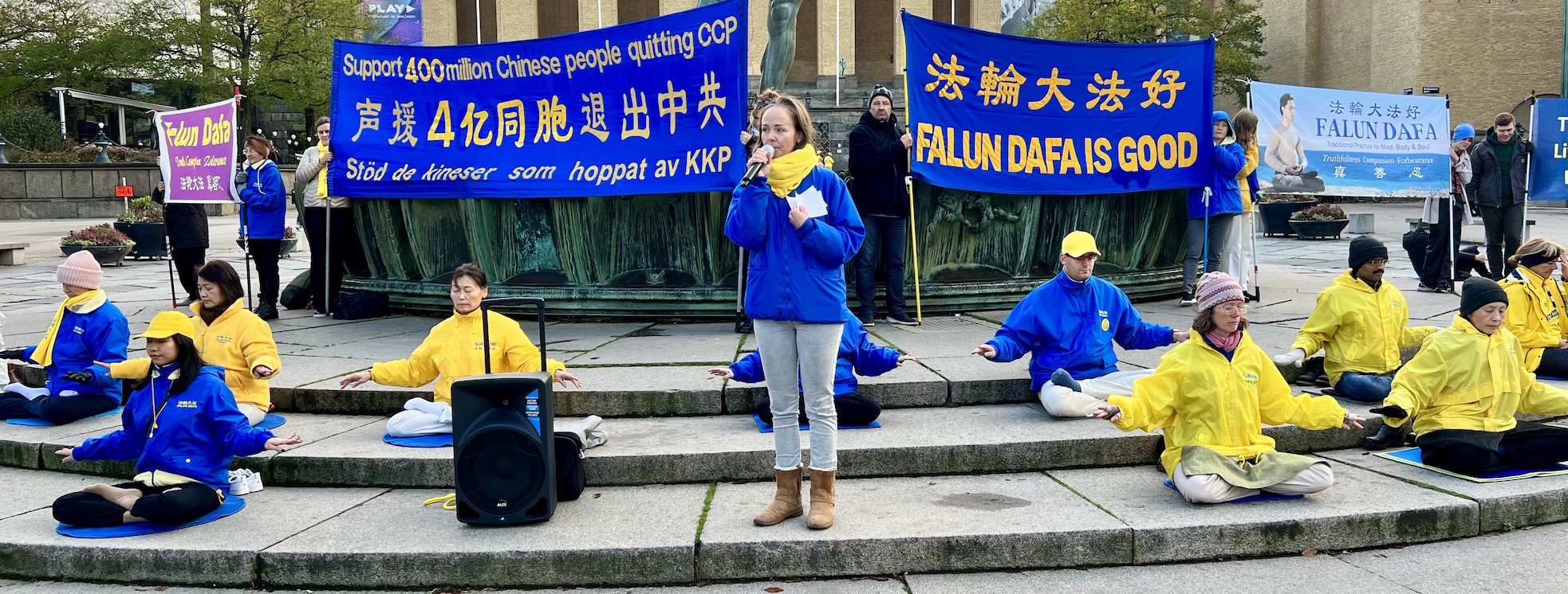 图5:西人学员索菲亚向民众介绍法轮功以及大法在世界弘传的盛况,揭露中共罪行。