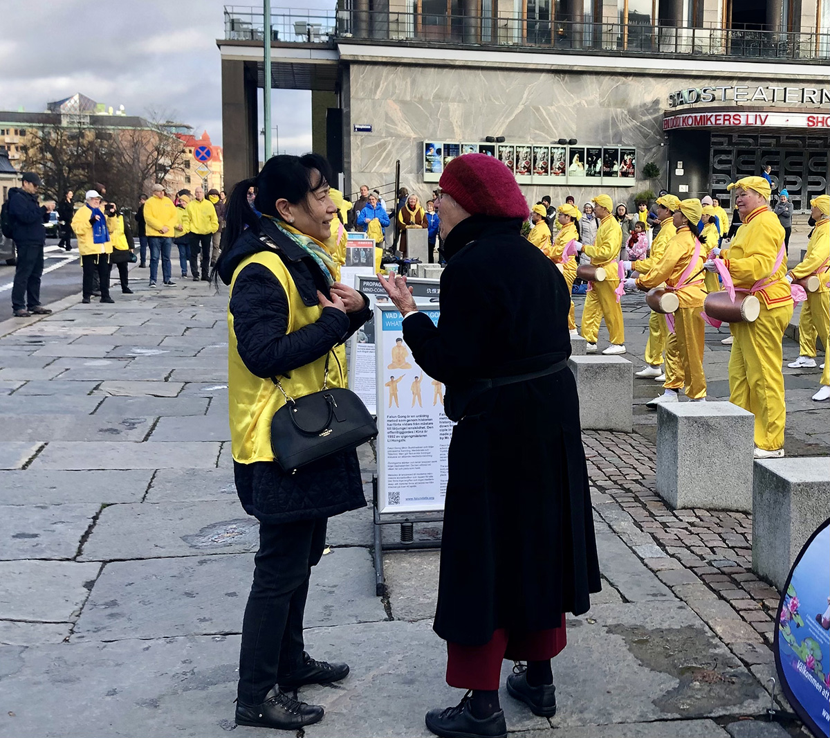 图13:瑞典高龄老人明真相后,要与朋友一起分享真善忍的美好。