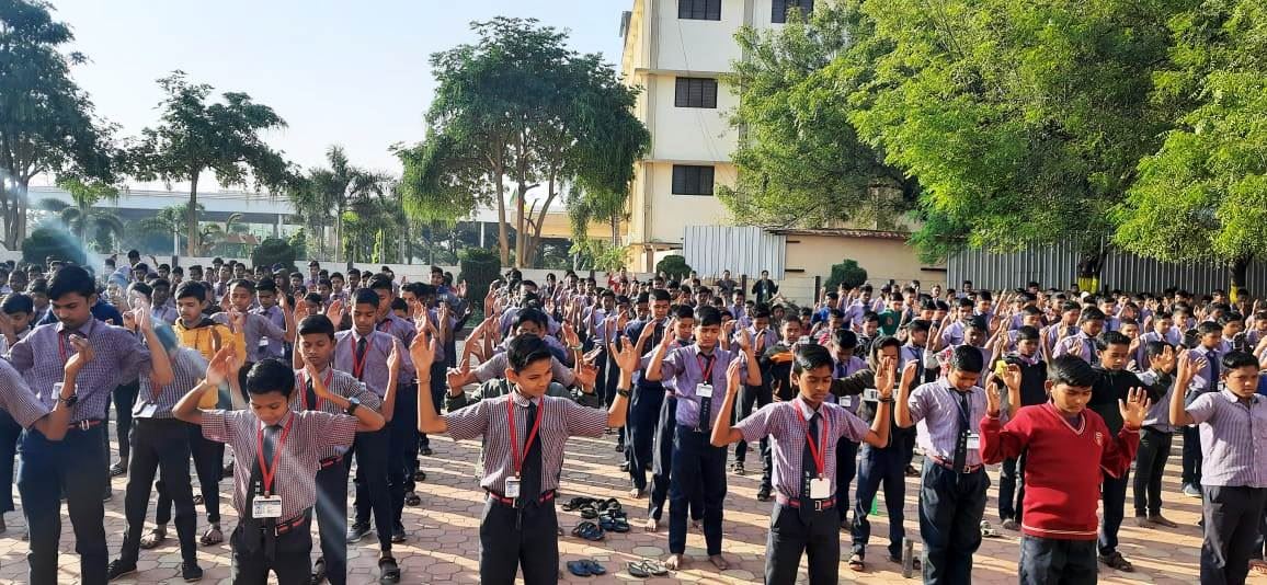 '图4:来自纽阿佳拜-希特卡里尼男校的学生学炼法轮大法动功'