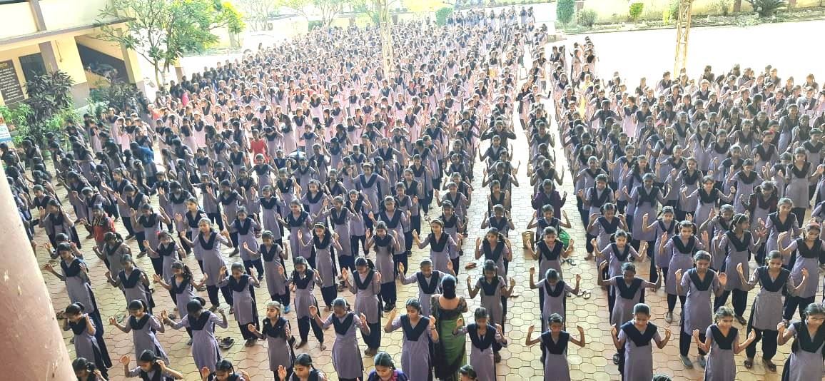 '图5:来自纽阿佳拜-希特卡里尼女校的女生们学炼法轮大法第二套功法'