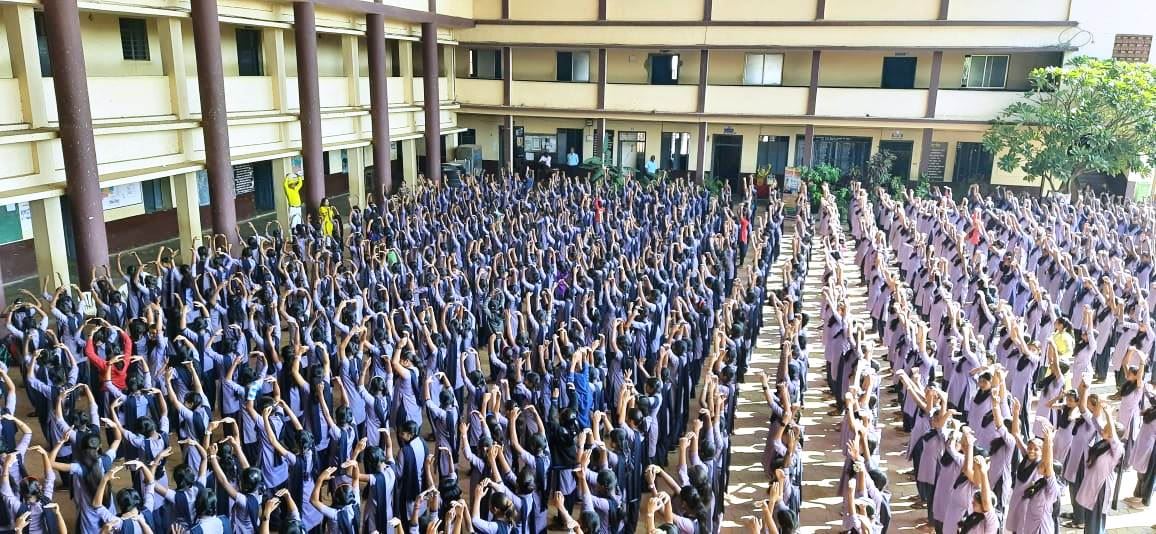 '图6:整个学校一起学炼动功'