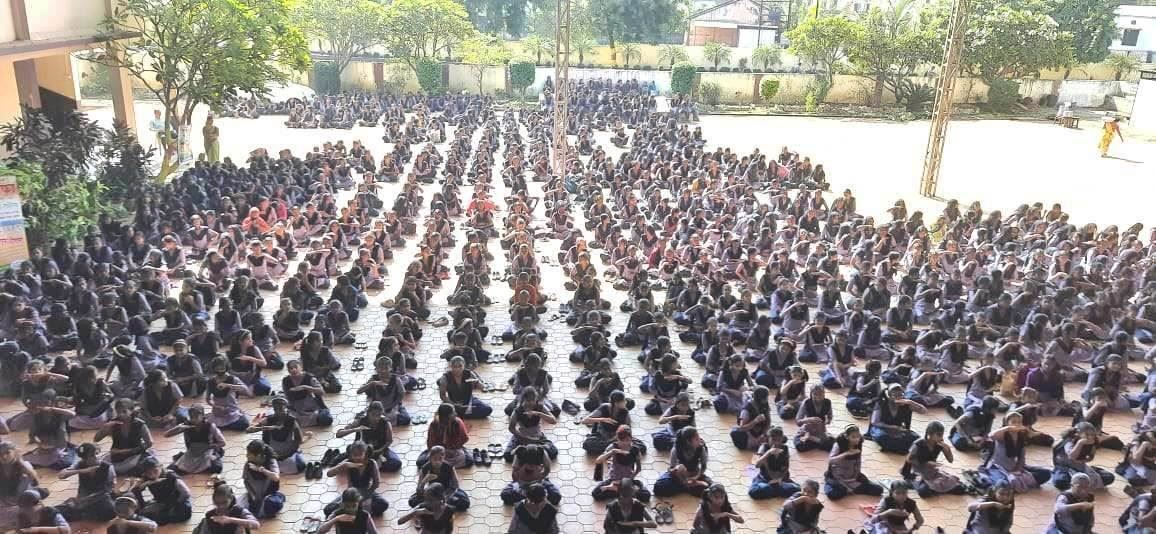 '图7:来自纽阿佳拜-希特卡里尼女校的学生学炼法轮大法静功'