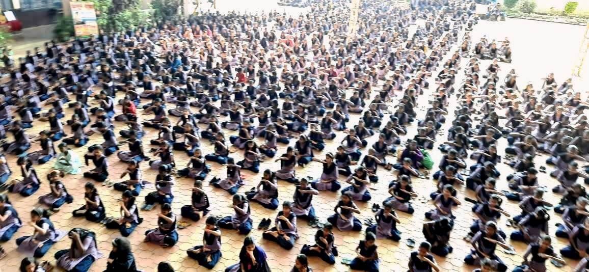 '图8:来自纽阿佳拜-希特卡里尼女校学炼静功的学生遍布所有的班级'