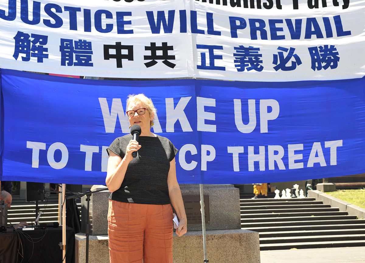 图5:澳洲绿党联邦参议员莱斯(Janet Rice)女士在集会上发言。