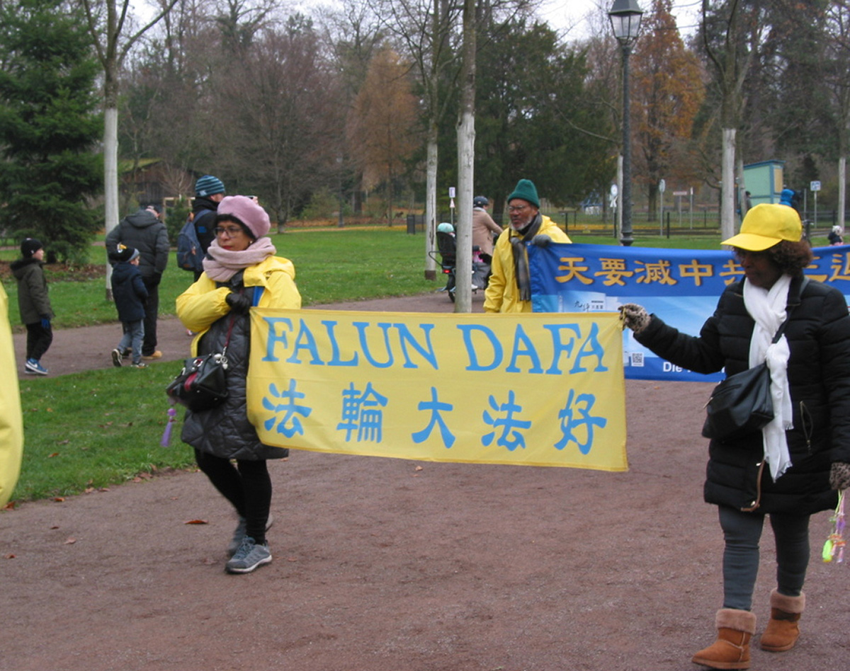 图7~8:十二月十日和十一日,在橘树公园(Parc de l'Orangerie),法轮功学员进行了两天的游行活动。