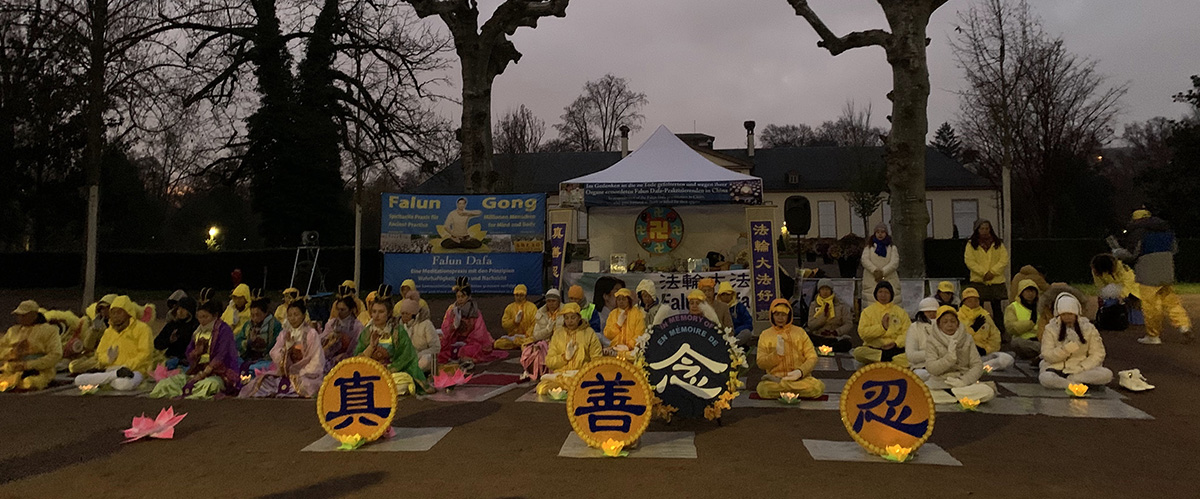图14:十二月十日傍晚,法轮功学员在橘树公园举行了烛光悼念活动,悼念被中共迫害离世的同修。