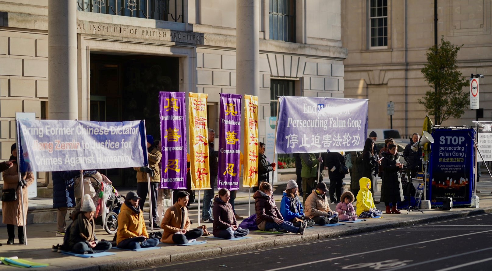 图1~2:二零二二年十二月十日,英国部份法轮功学员在伦敦中使馆对面举行集会,抗议中共对法轮功持续了二十三年的迫害。