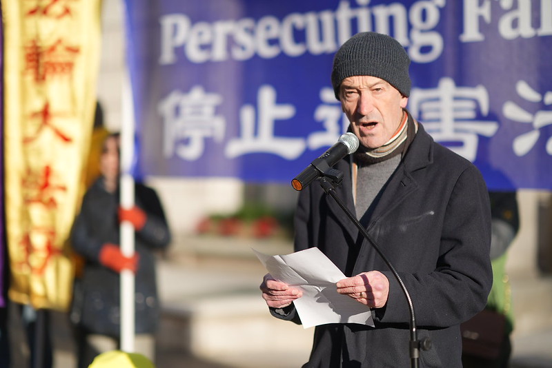 图4:“法轮功之友”的主席约翰‧迪伊在集会上发言。
