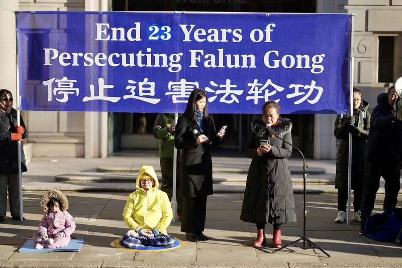 图5:刘泓波女士在集会上揭露中共的迫害。