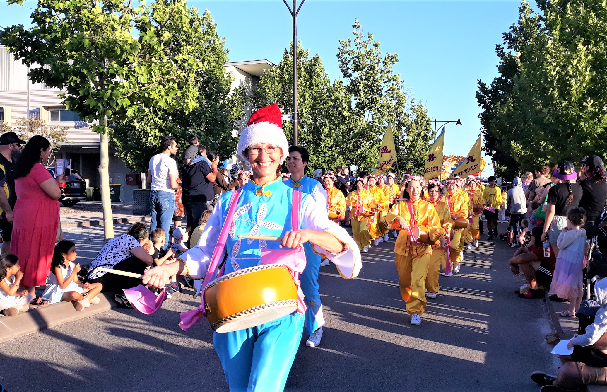 图1~3:二零二二年十二月十日,法轮功学员参加了珀斯艾伦布鲁克(Ellenbrook)的圣诞游行。