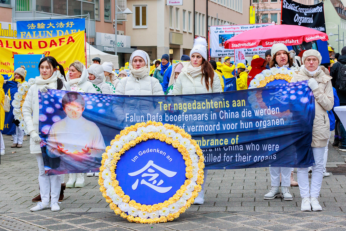 图1~2:二零二二年十二月十日国际人权日,法轮功学员在德国纽伦堡集会,揭露中共二十三年来对法轮功学员的迫害,以及活摘法轮功学员器官的罪行。