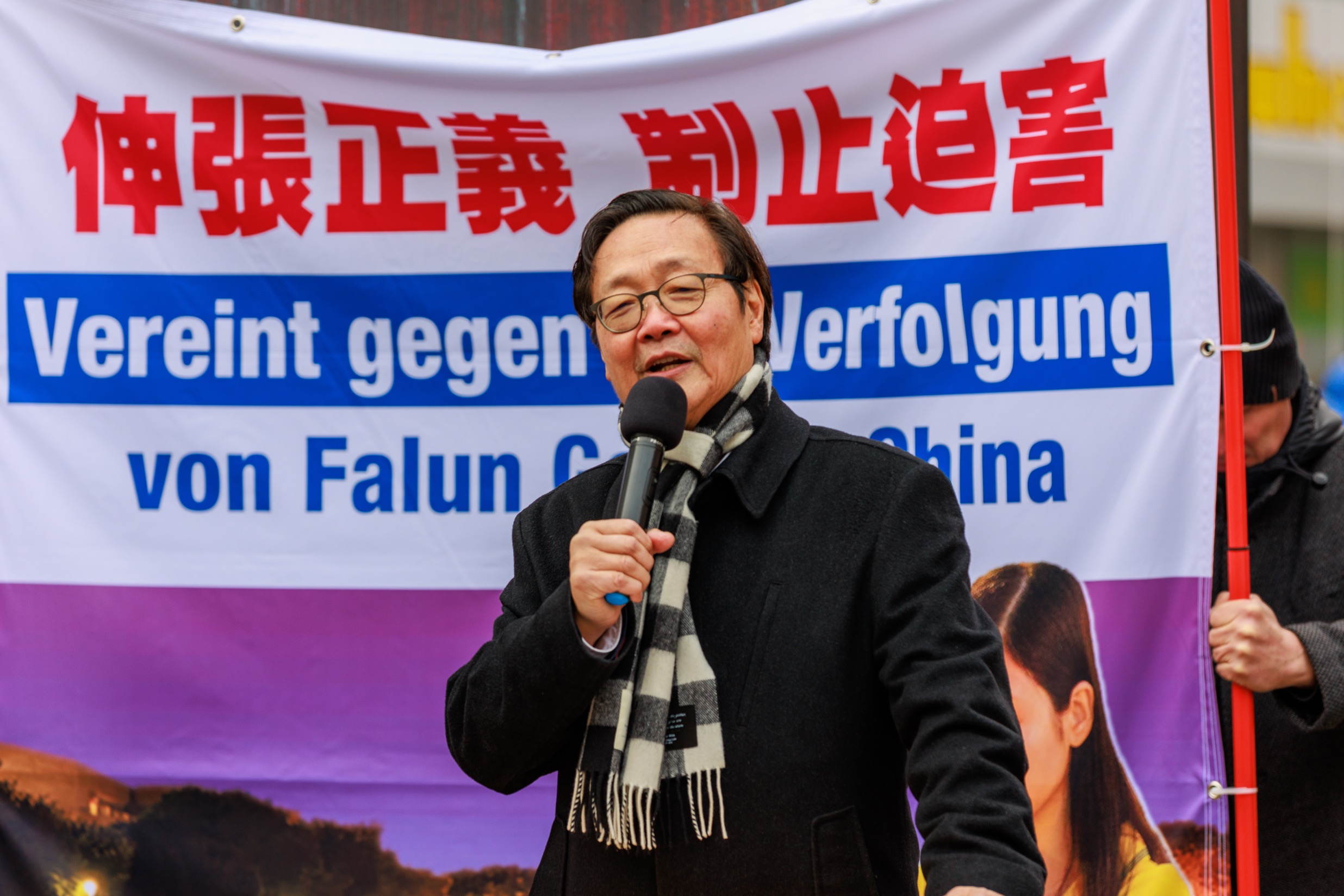 图12:旅居德国的中国问题专家吴曼扬提醒人们认清中共。