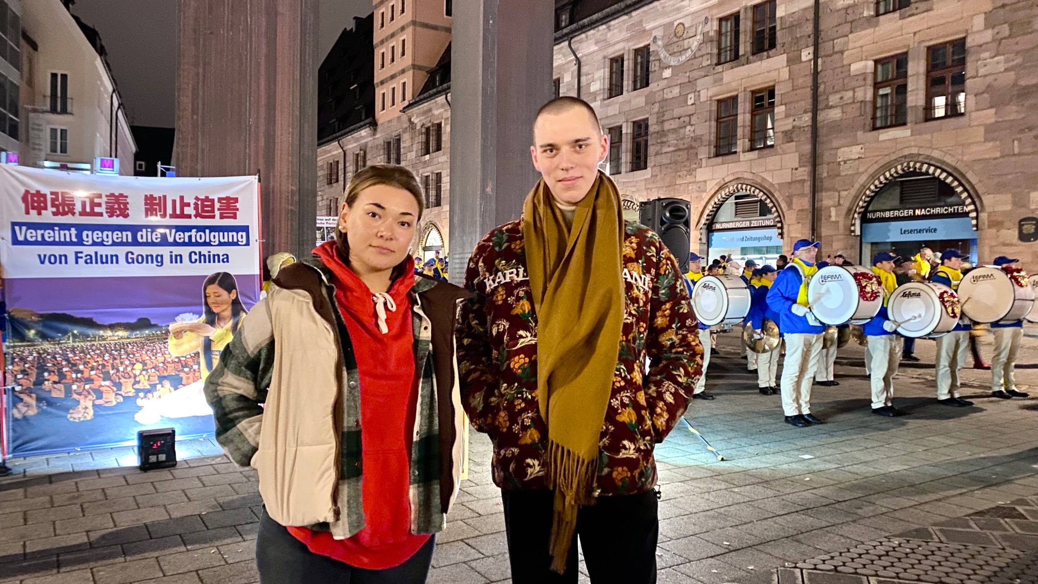 图13:玛答诺娃(Vanessa Maldanova)和布劳讷(Max Brauner,右)谴责中共活摘法轮功学员器官。