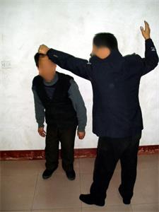 '酷刑图片:扇耳光'